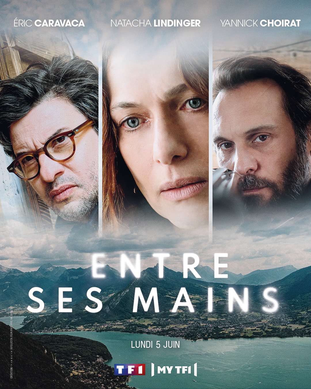 Affiche d’Entre ses mains : trois personnages au-dessus d’un paysage de montagne